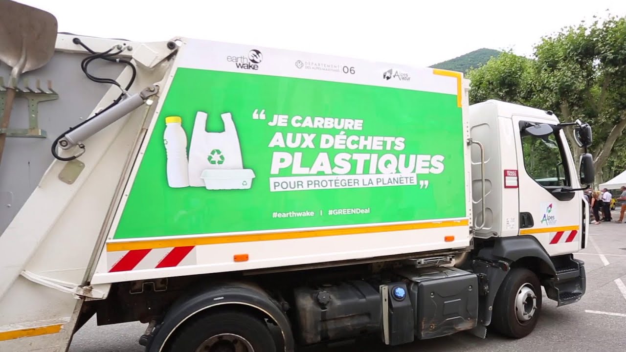 Des camions-poubelles qui roulent avec les déchets plastiques qu