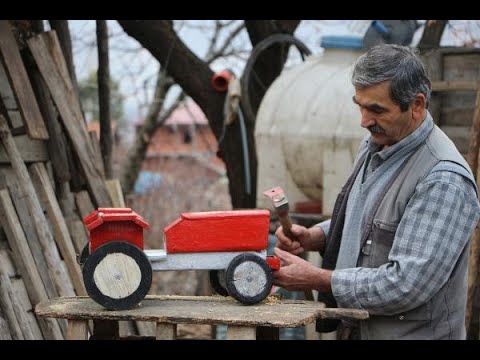 Torunları için ahşaptan oyuncak yapıyor