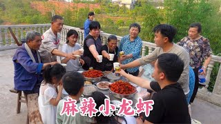 徐三娃做20斤麻辣小龙虾，几家人热热闹闹聚一起，麻辣鲜香吃过瘾