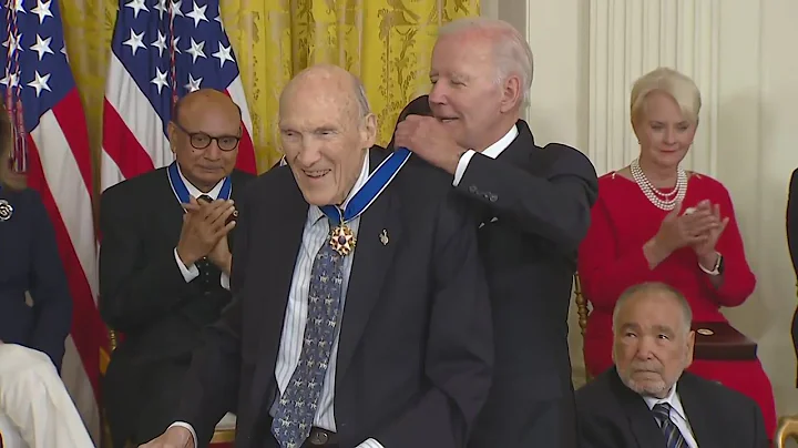 Al Simpson honored with Presidential Medal of Free...