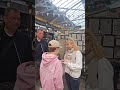 Londra’nın tek tarihi pazarı… hem kraliyet izniyle açıldı, hem sokak lezzetleriyle yaşıyor!