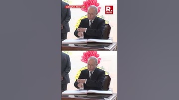 Putin Signs Visitors