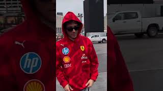 Charles Leclerc Arrive Avec Alexandra Dans Une Ferrari Au Paddock De Las Vegas.