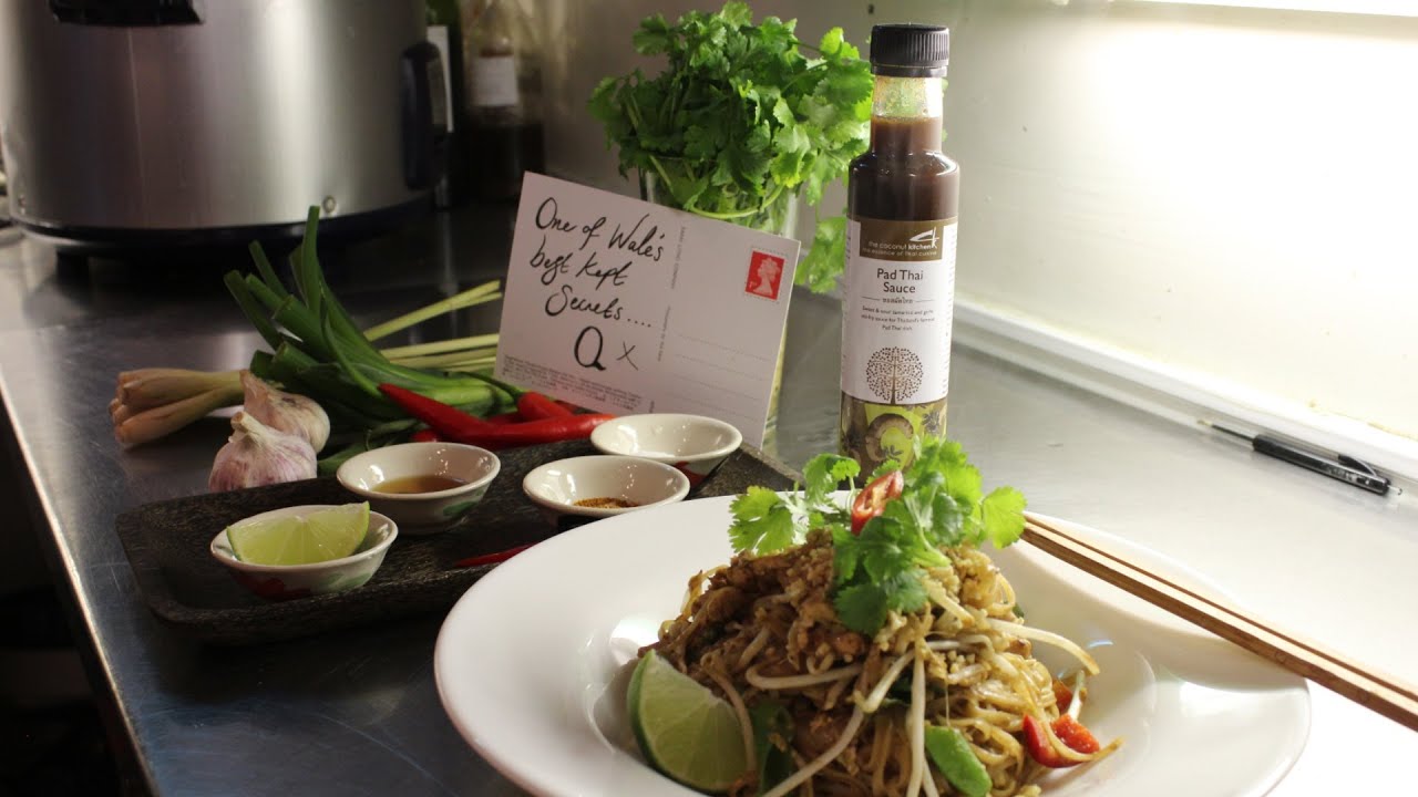 Coconut Kitchen, Abersoch- How to cook Pad Thai - YouTube