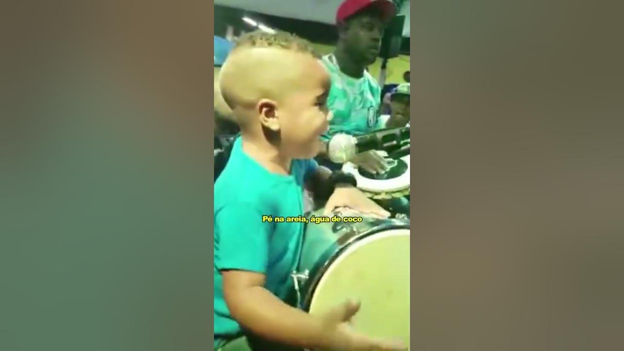 Menino canta e toca pé na areia - Diogo Nogueira #pagode #shorts