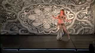 Lauren Boldt Performing To Fakerni