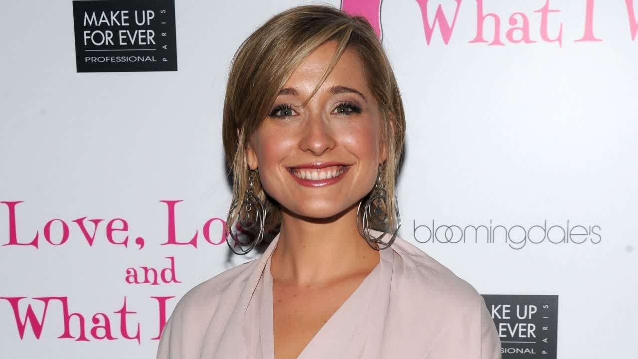‘smallville Star Allison Mack Released On Bond For Sex Trafficking Charges Youtube