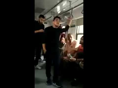 شاب مبدع يغني خليني ذكرى فيديو مبهج في المترو