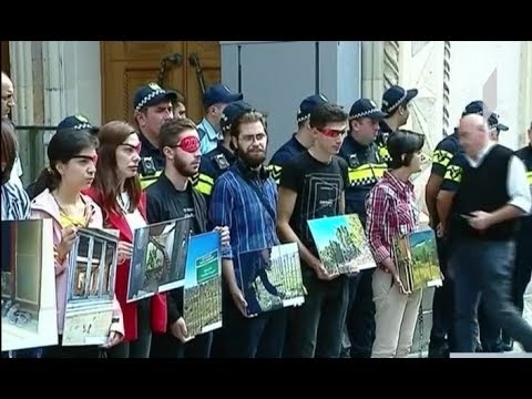 აქცია-გამოფენა პარლამენტის შესასვლელთან