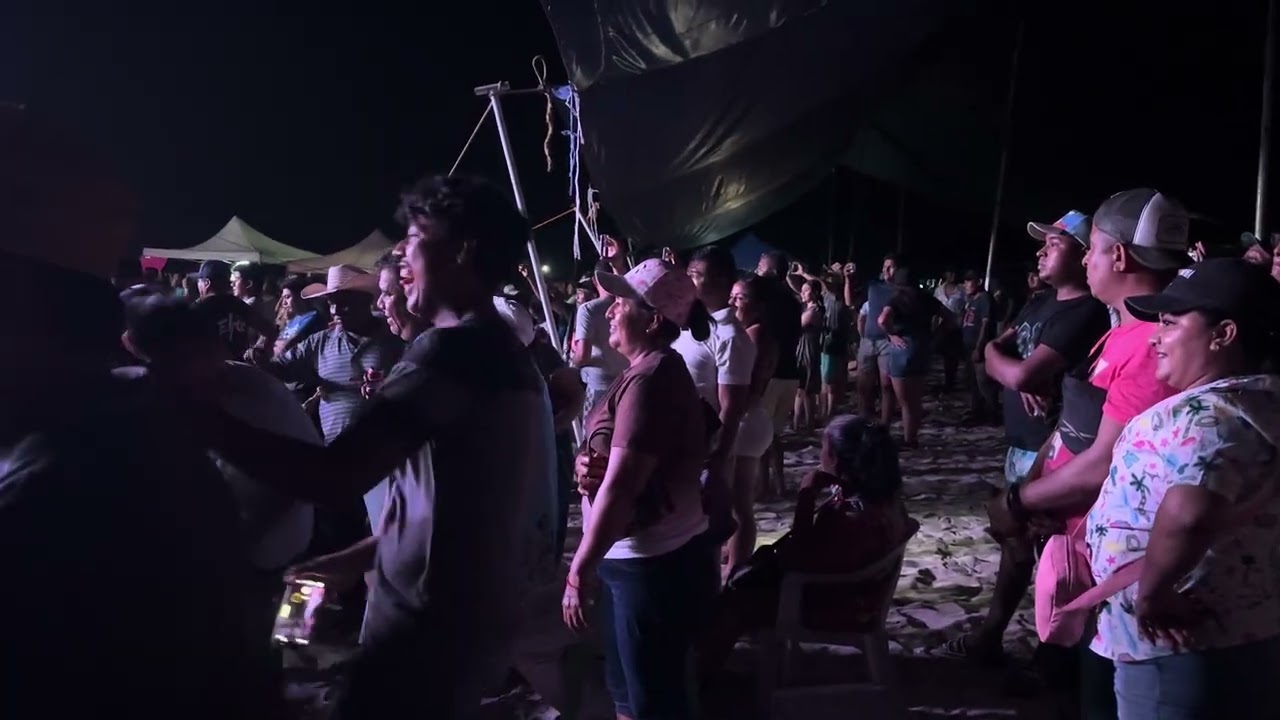 Los Karkis en Playa Corralero, Pinotepa Nacional Oax