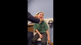 Boy born without ear reacts to hearing aid