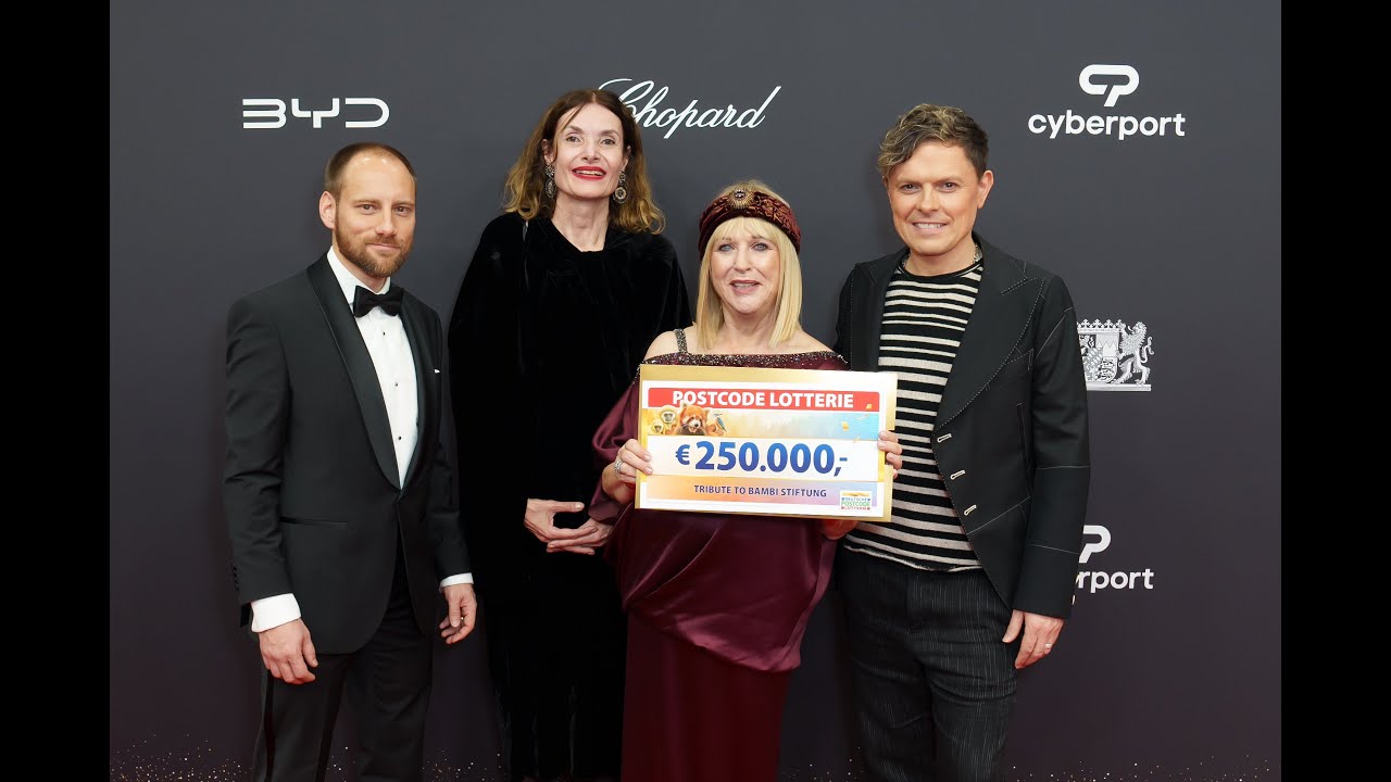 BAMBI 2023: Michael Patrick Kelly überreicht Förderscheck an TRIBUTE TO BAMBI Stiftung