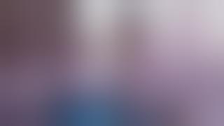 Wanita hijab berbaju ungu diikat