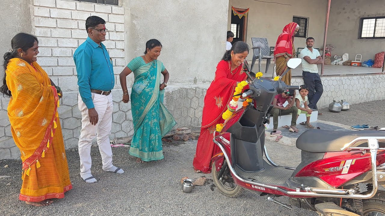 माझ्या नवऱ्याच्या मामा मामीने माझी गाडी पूजली ।पूजा ताईने कपडे आणी साडी घेतली मला ❤️#गावठीपुनम 
