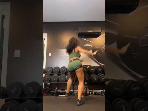 Scheila Carvalho dançando