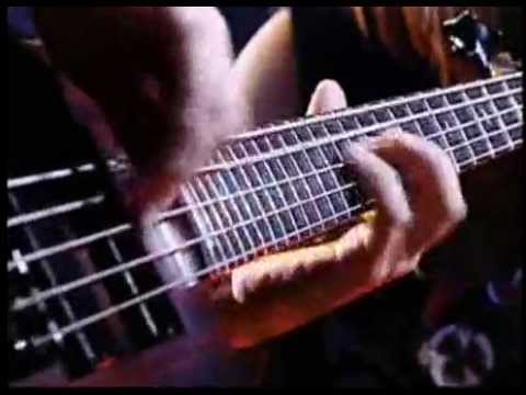Duel: Kiko Loureiro x Felipe Andreolli (Guitar vs Bass)