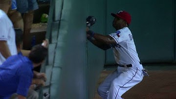 CWS@TEX: DeShields makes catch, crashes into fence
