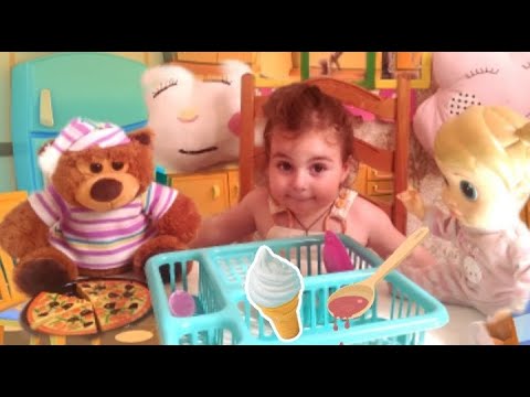 მზარეული მარია აკეთებს საჭმელს თოჯინებისთვის, აჭმევს და რეცხავს ჭურჭელს