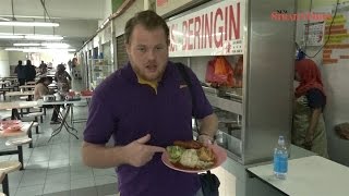 Mat Salleh blogger gets first taste of Nasi Beringin