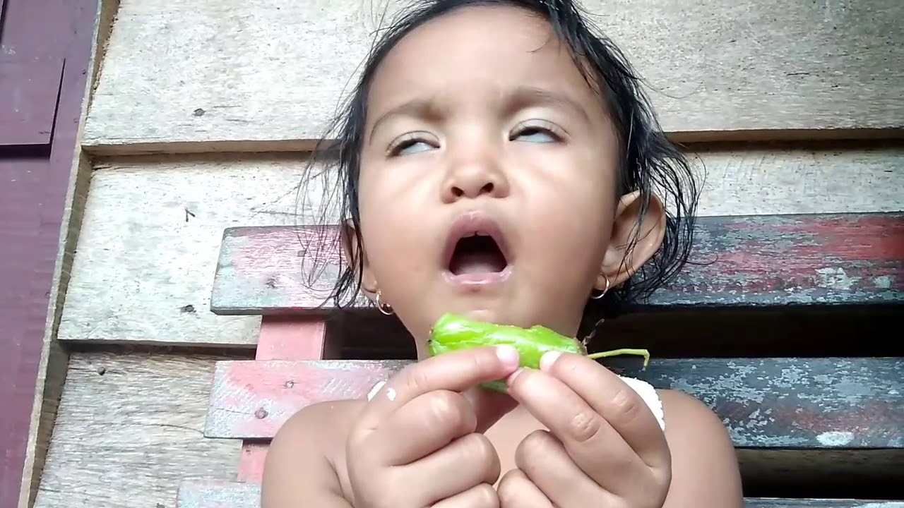 10 Ekspresi Kocak Anak Kecil Makan Buah Asam