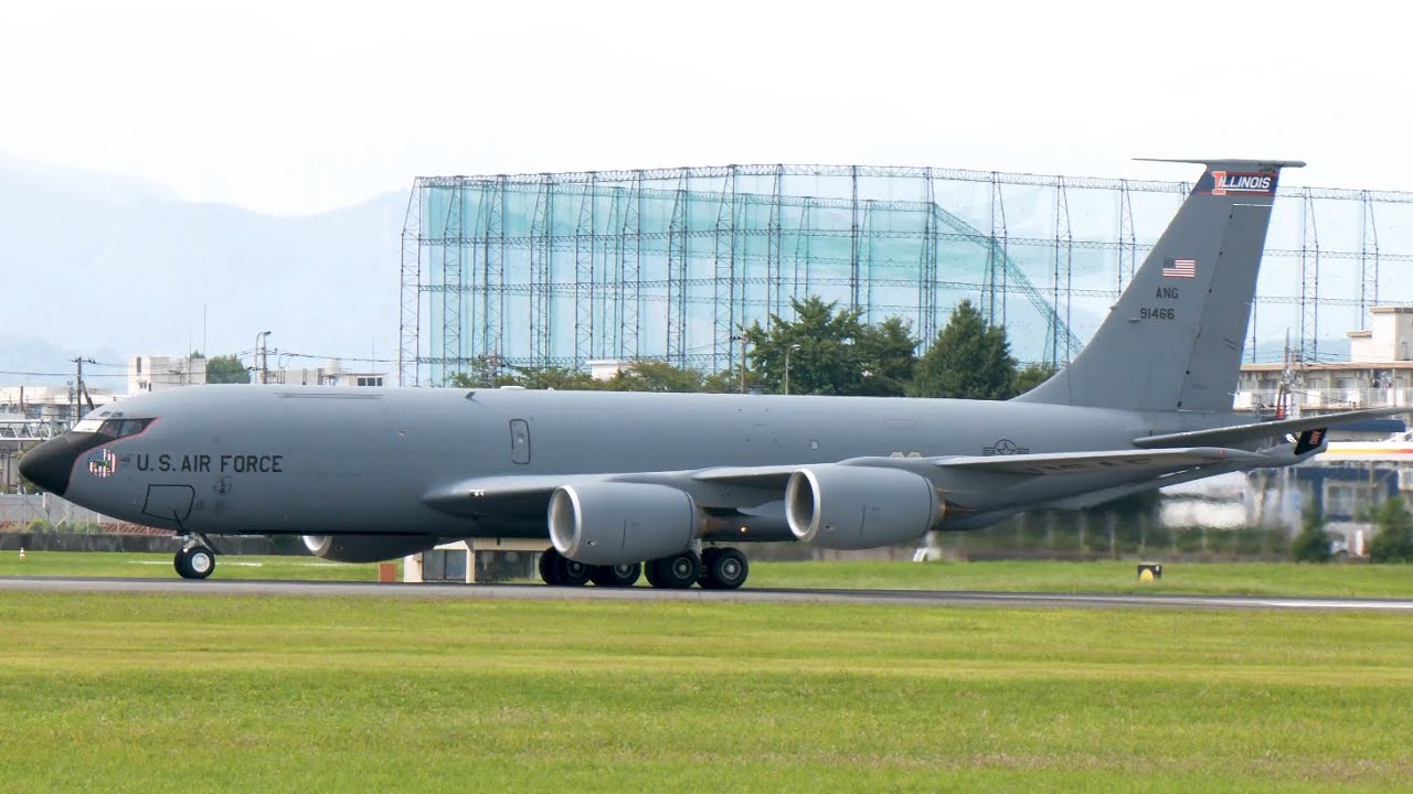 アメリカ空軍空中給油機KC135が横田基地へ2機飛来 メーン州と