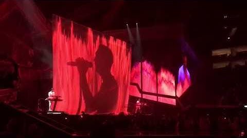 Coldplay & The Chainsmokers performing Something Just Like This (Live at BRIT awards 2017)