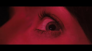 映画「マリグナント　狂暴な悪夢」日本版予告　殺人現場を夢で疑似体験する女性　殺人鬼の邪悪な手が迫る