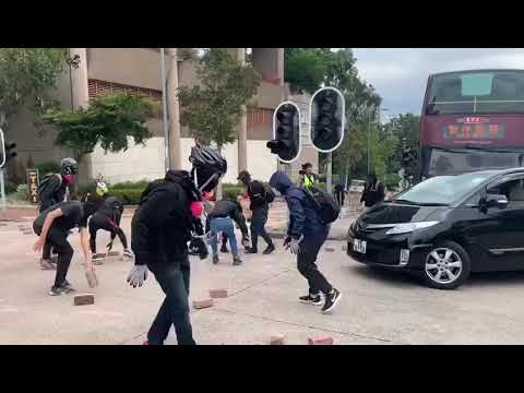 示威者幫手清路障，讓載有小朋友的私家車可以去醫院，示威者都有人性，救急扶危