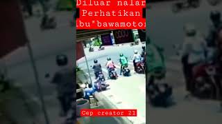 diluar nalar perhatikan ibu ibu yang bawa motor jatuh ke got #shortsvideo #viral