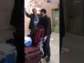 Albanac rukama pokazao dvoglavog orla, radnik aerodroma ga izbacio