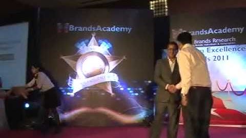 Mr. Vikas Swami Receving Award From Chetan Bhagat for best IS Training Institute - NETWORKERS HOME