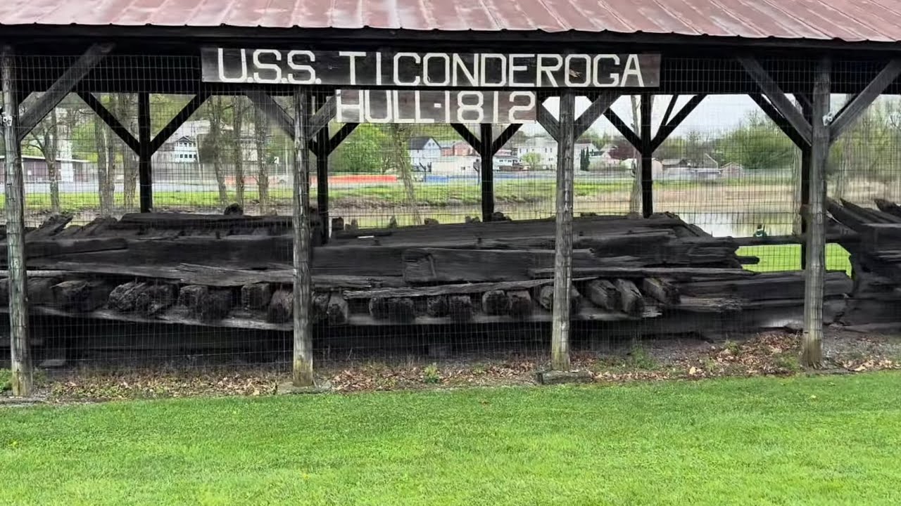 Крейсер USS Ticonderoga в Уайтхолле, штат Нью-Йорк.