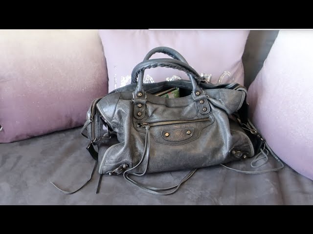 bekymre scaring Tips WHAT'S IN MY PURSE - BALENCIAGA ANTHRACITE CITY | QUARANTINE LIFE SHOPPING  - YouTube