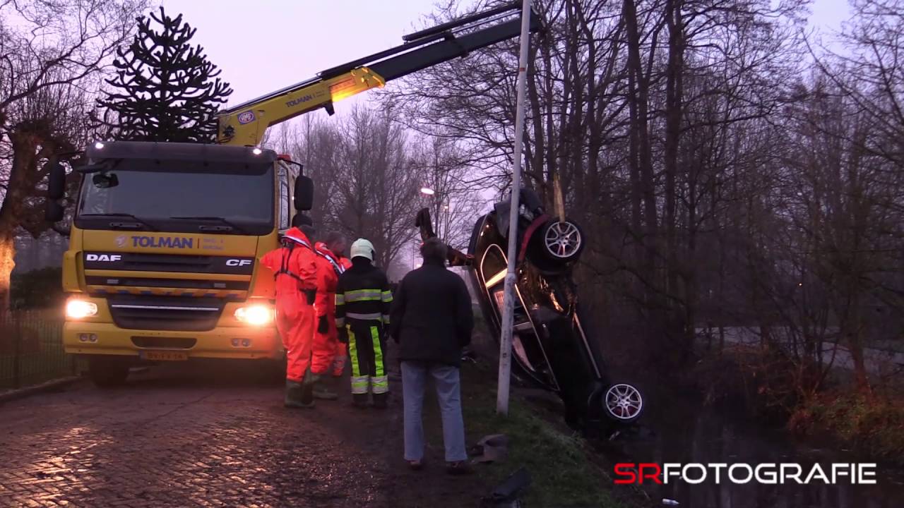 Porsche Cayenne Crasht In Sloot Bestuurder En Inzittenden Gevlogen