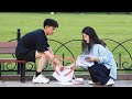 When Girl Touches Strange Man&#39;s Hand | Prank 当偶像剧的浪漫情节照进现实,画面看起来有点甜