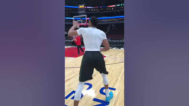 Giannis warming up with jump shot
