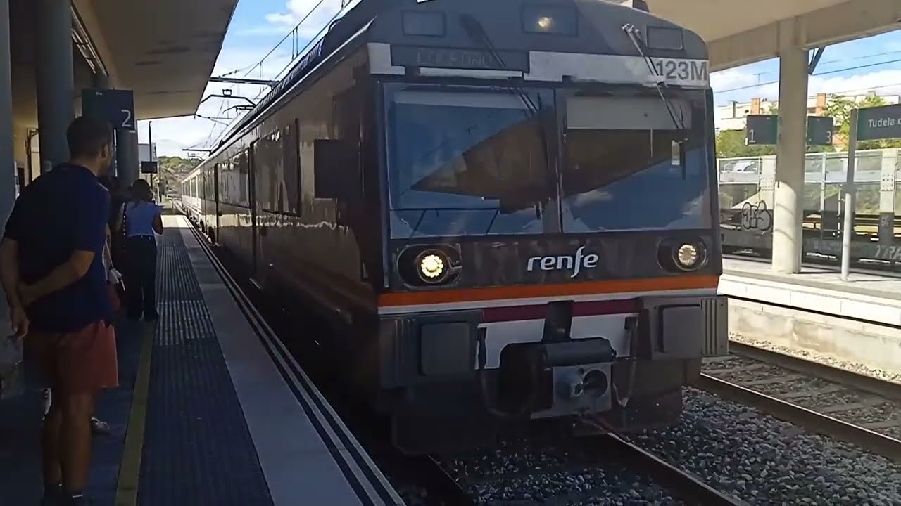 Tren MD 470 destino Miraflores procedente de Logroño a su paso por la estación de Tudela de Navarra.