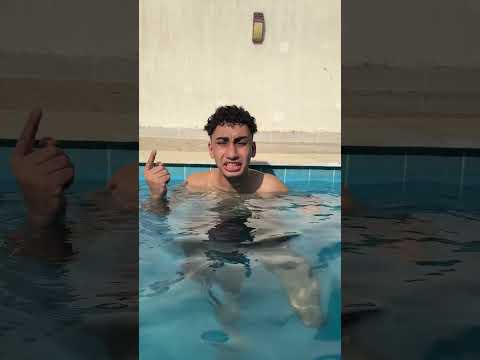 الطفل المزعج مع البلونه