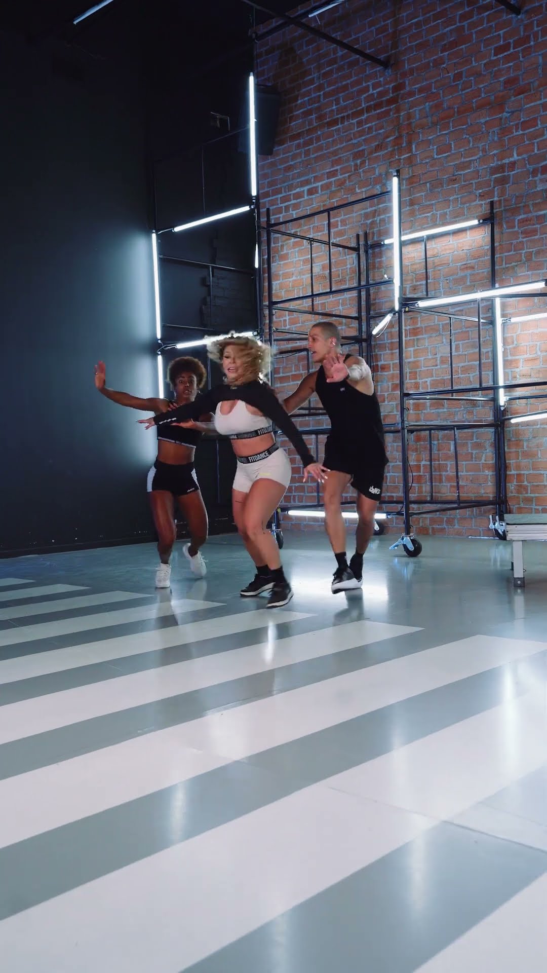 Coreografia completa de FISSURA já está no ar! ?✨ Coreo @feepacheco | @vi.melloo @naianedarlenn