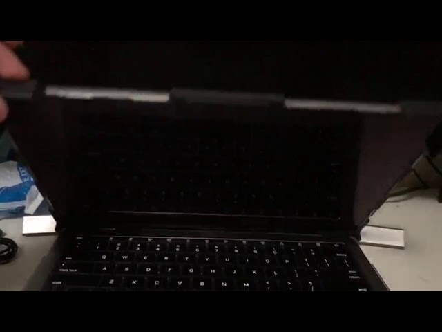 Владельцы MacBook Pro массово жалуются на проблемы с дисплеями. Фото.