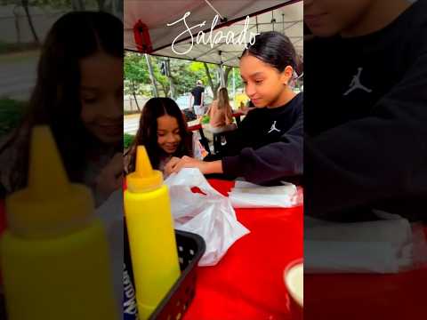 e sua família comendo pastel de feira