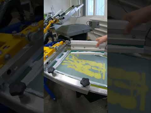 ВИДЕЛИ как на производстве ПЕЧАТАЮТ футболки? #shorts #шелкография #silkscreen #printing