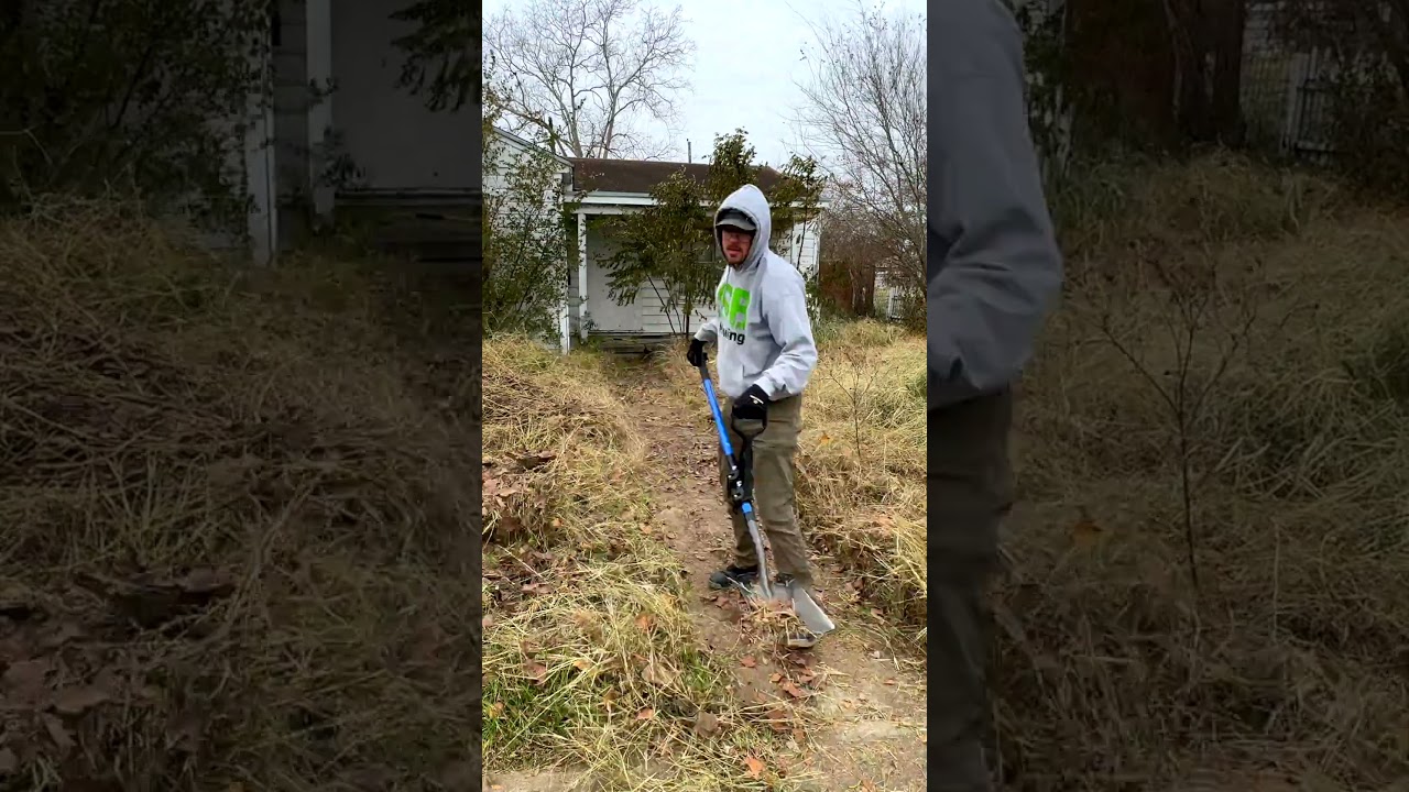 Бездомный пытался НАПАДАТЬ на меня после того, как я случайно нашёл этот газон