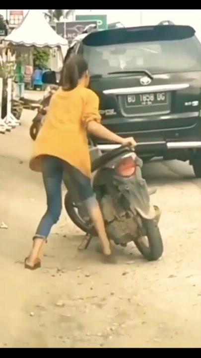 LUCU GADIS BAJU KUNING ENGKOL MOTOR #meme #funny  #viral #fyp #shortvideo