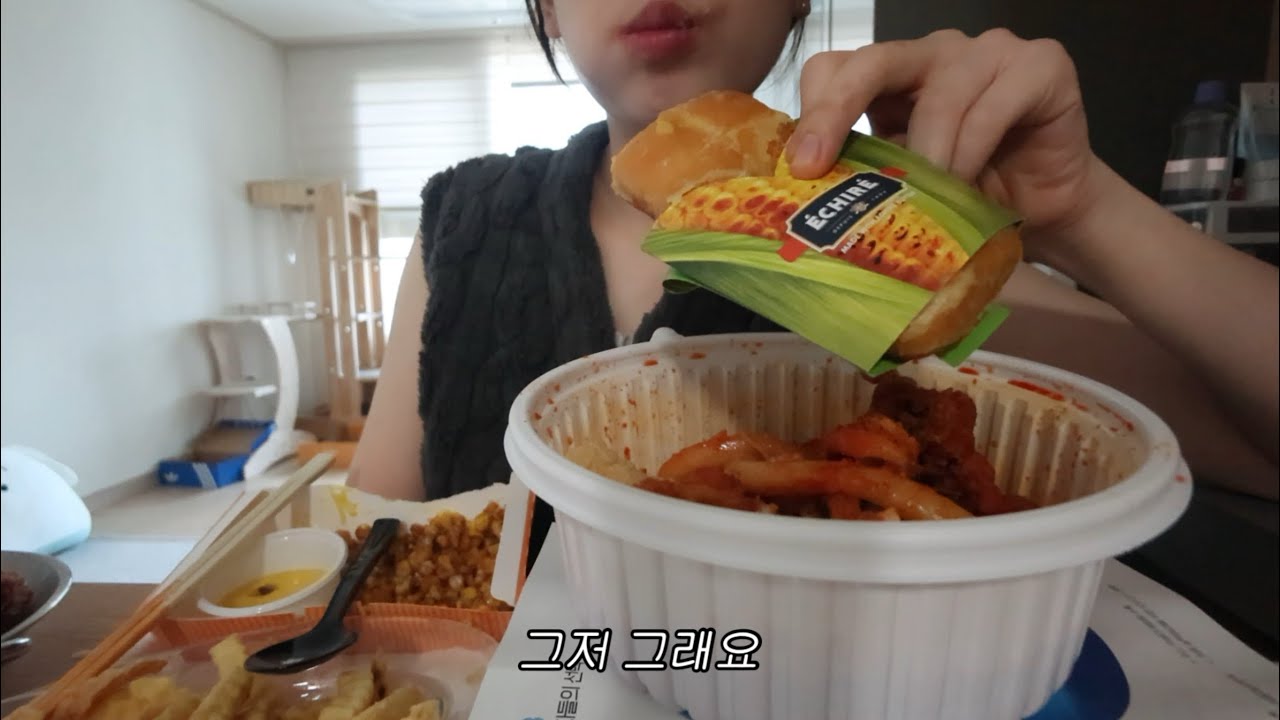 자취 먹방 브이로그 | 알바 째고 혼자 빵파티 | 딸기케이크, 청년다방, 서브웨이, 소금빵, 치즈피자, 던킨 두바이, 라면