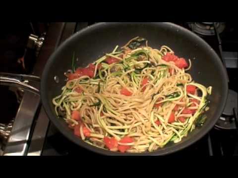 Cholesterinfreie Bolognese von Veggie-Koch Attila Hildmann im WDR Teil 2/2. 