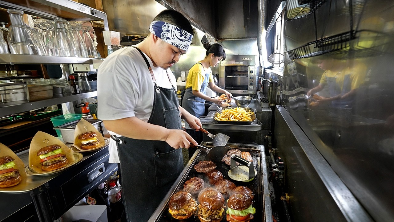 Hidden Fukuoka Smash Burger Shop Foreigners Can’t Stop Visiting