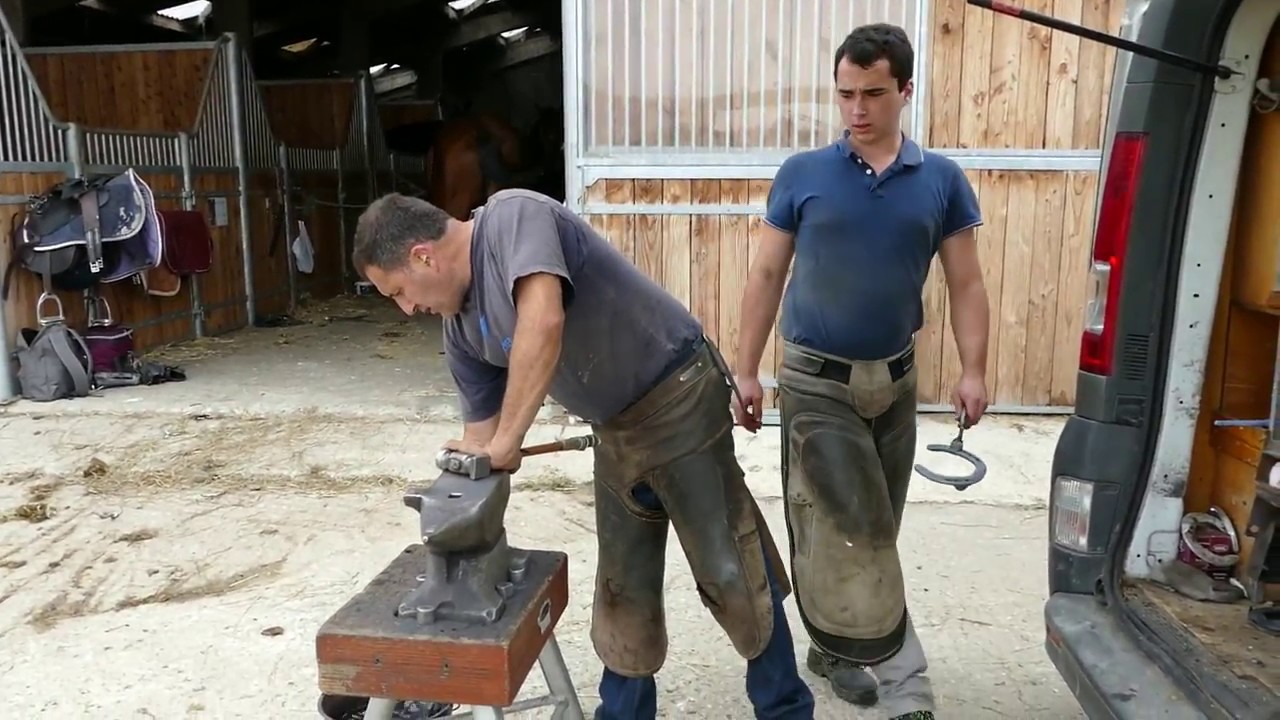 Le travail du maréchal-ferrant.