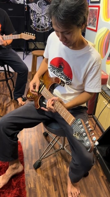 Tetep jadi tele ga nih Eross Sheila on 7 pake gitar Suhr? 😂