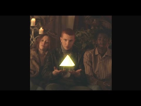 Triángulo de Amor Bizarro - Baila Sumeria (Video oficial)